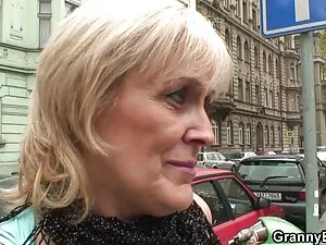 Schulmädchen wird ge ...